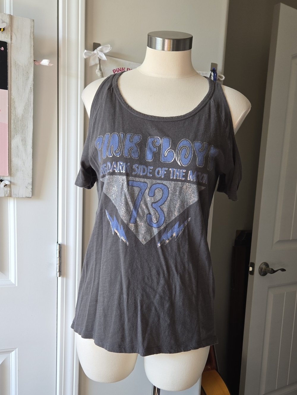 Pink Floyd Women's Dark Gray '73 Graphic Cold-Shoulder Tee